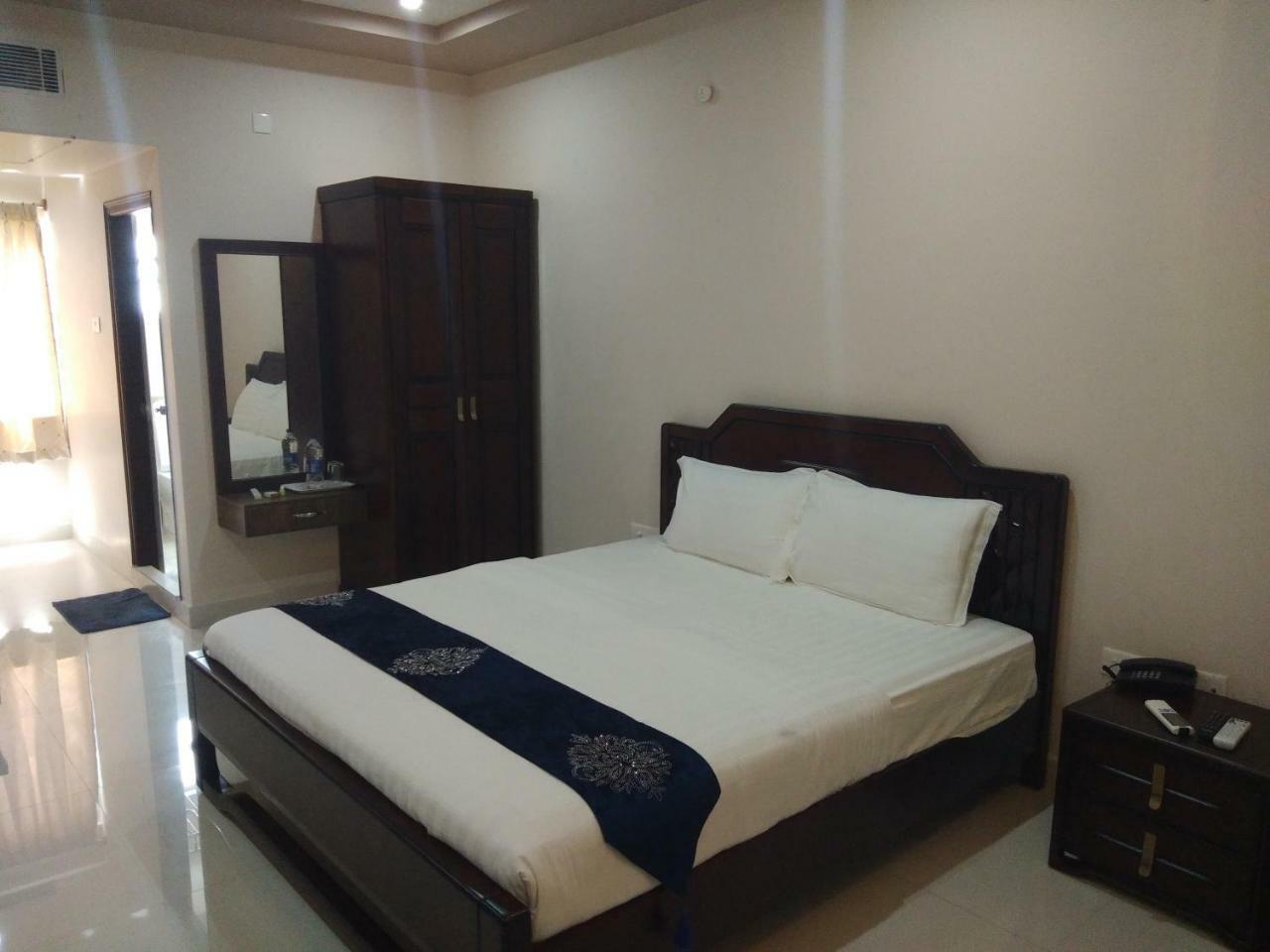 Jnr Grand Hotel Madanapalle Екстериор снимка