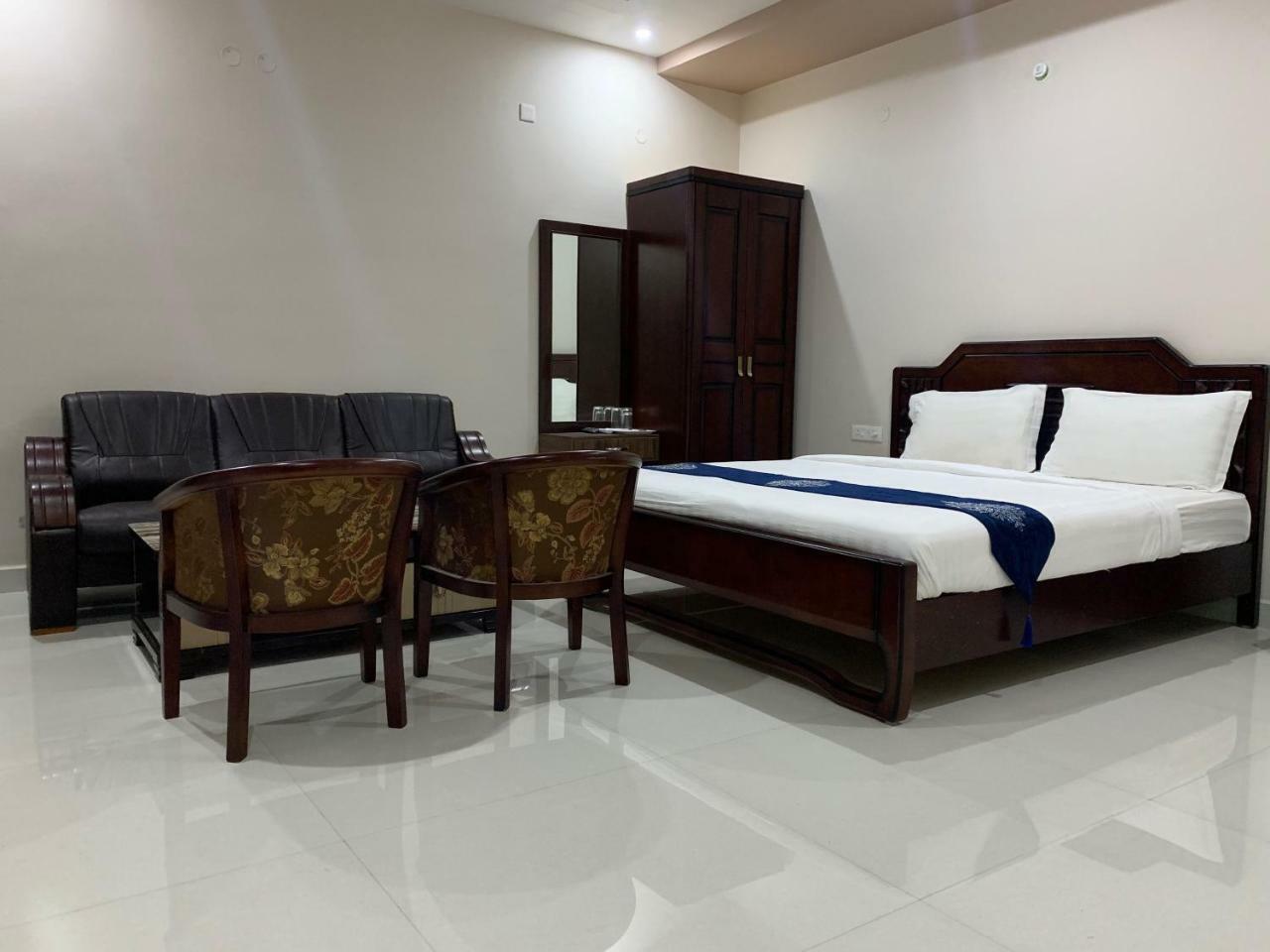 Jnr Grand Hotel Madanapalle Екстериор снимка