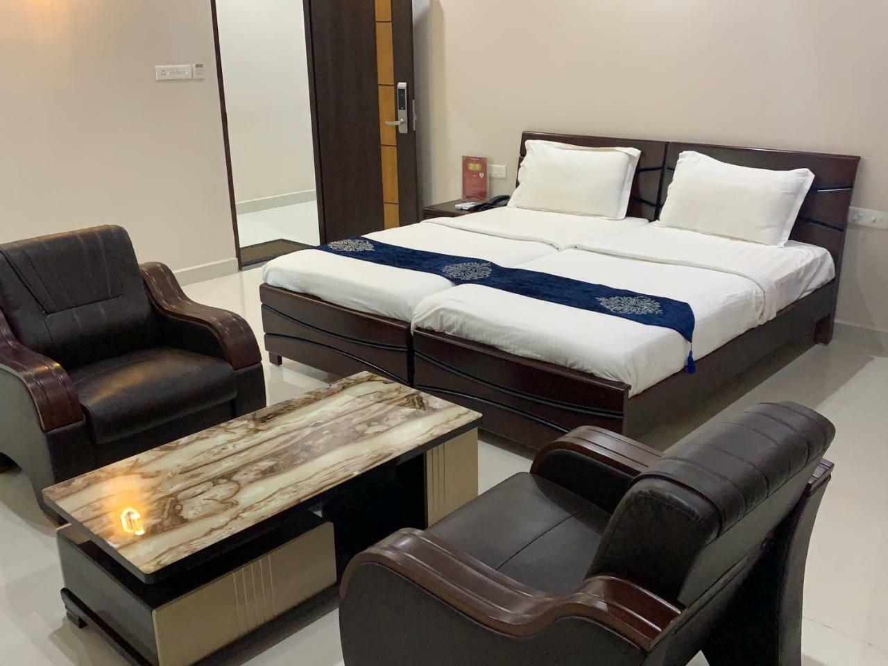 Jnr Grand Hotel Madanapalle Екстериор снимка